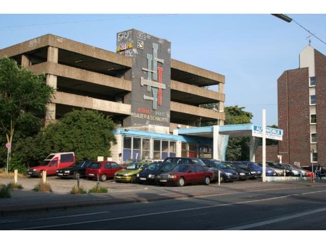 Parkplatz in der Neusser City direkt am Bahnhof im Parkhaus am Bahnhof
