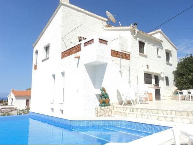 Dauerhaft wohnen in 2 Familien Villa Demetria mit traumhafter 180° Sicht auf die Costa Blanca