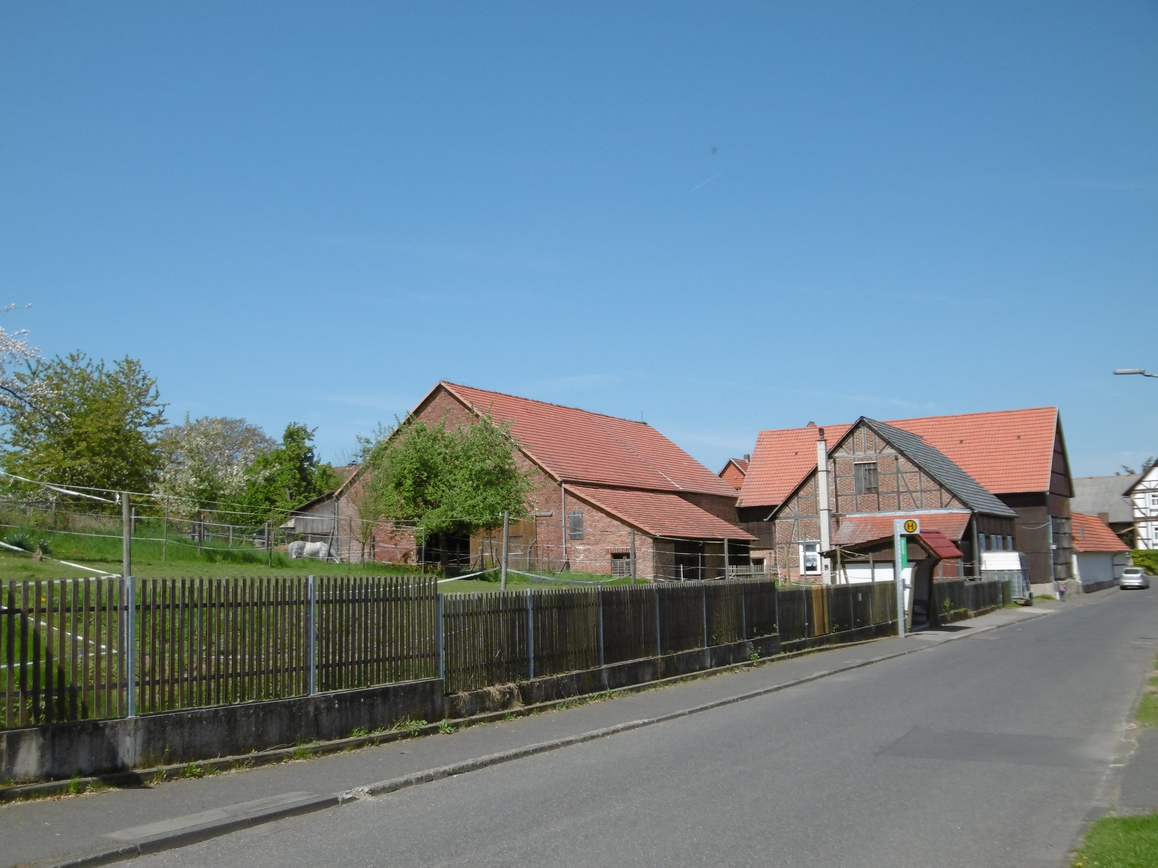 BEREITS VERKAUFT !!! EINZIGARTIGES & ABGESCHLOSSENES ANWESEN !!GR.WOHN-HAUS / *GROSSE SCHEUNE* zzgl. EXTRA-WOHN/oder GEWERBE-GEBÄUDE!!zzgl. GROSSEM BAU-PLATZ /ODER WEIDE DIREKT AM ANWESEN !! AUCH TRADITIONELLE GASTRONOMIE-SOFORT MÖGLICH!!