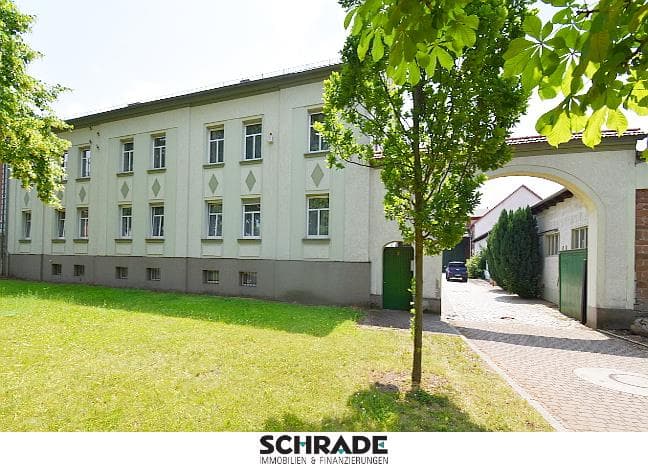 Vierseitenhof mit Gewerbehallen in der Hohen Börde