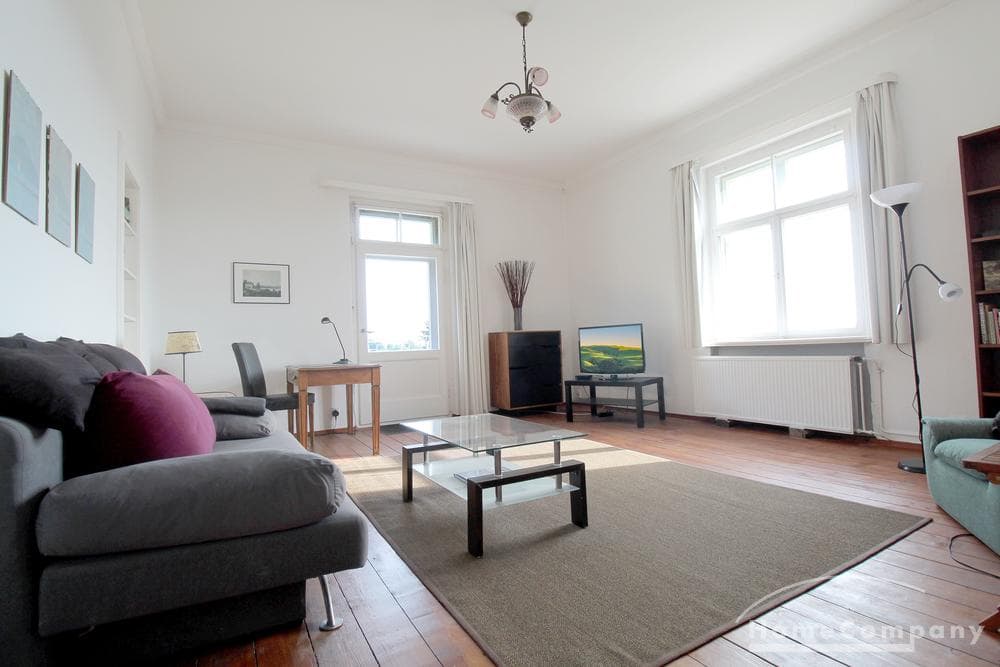 20330G HomeCompany Dresden Möbliert/Furnished 2-Zimmer Apartment mit phantastischer Aussicht über die Stadt am Loschwitzer Elbhang, grosse Dachterrasse max. 2 Personen
