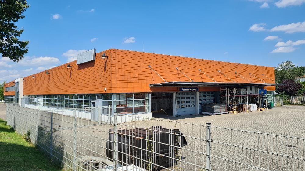 Produktion / Lager + Außenfläche an der A 10 nahe BER