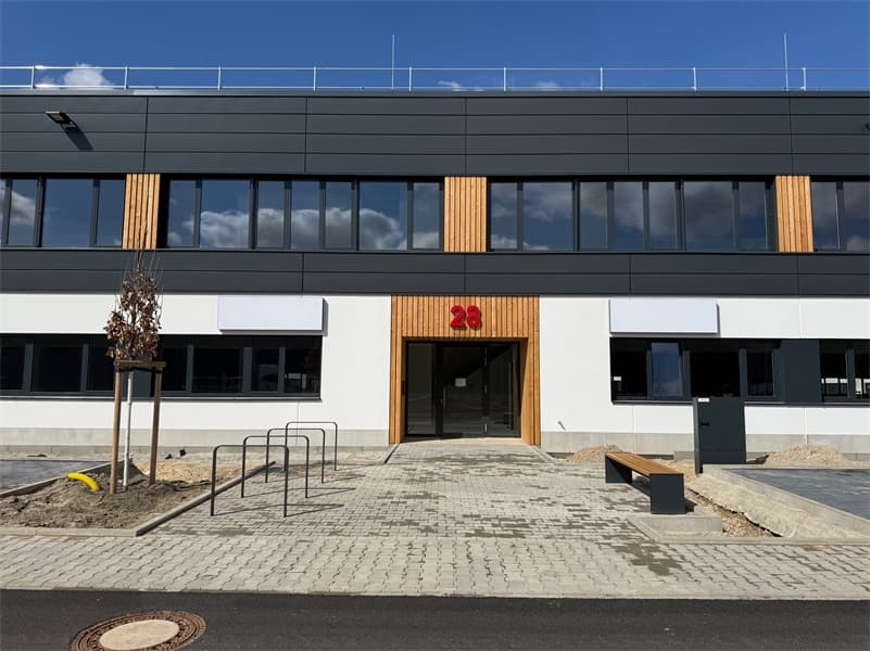 Halle mit Büro Nähe Flughafen Schönfeld zu mieten