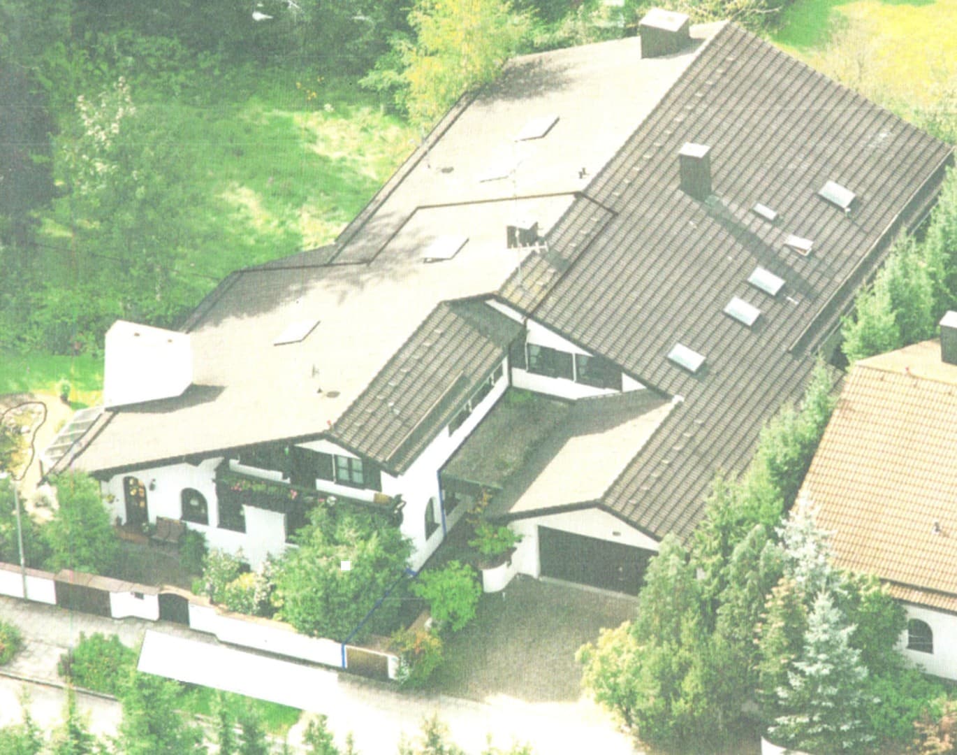 Großzügige Residenz, als Zweifamilienhaus von Privat zum kaufen