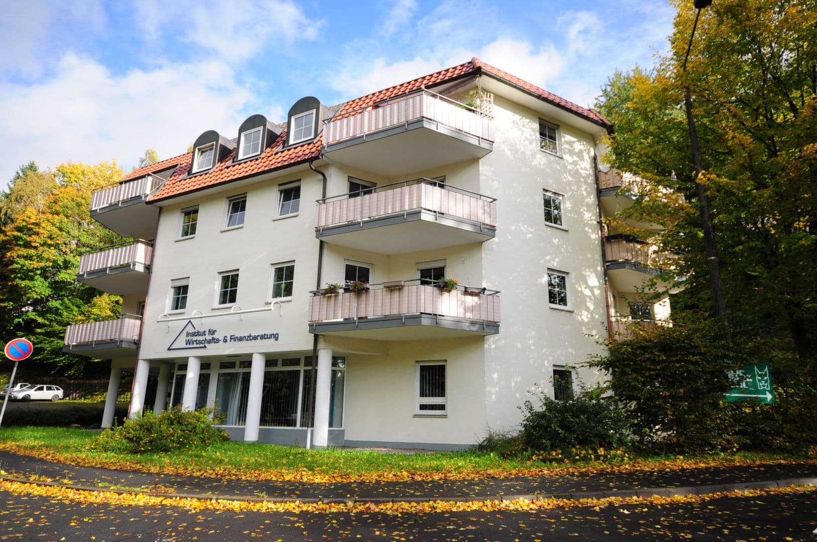 Komplette Büroetage mit eigenem Parkplatz direkt vor der Tür!