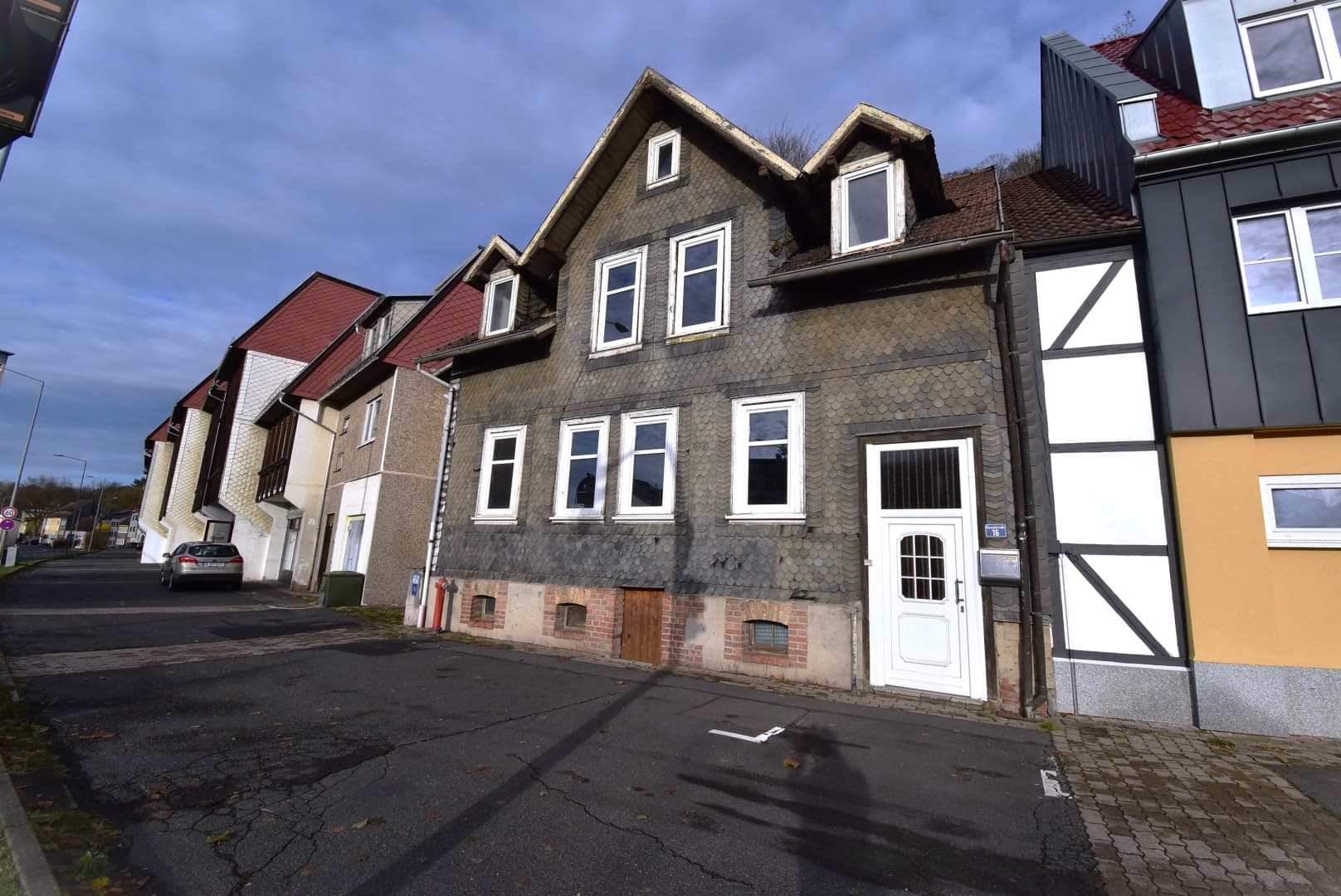 Einfamilienhaus in zentraler Lage zum Selbstausbau!