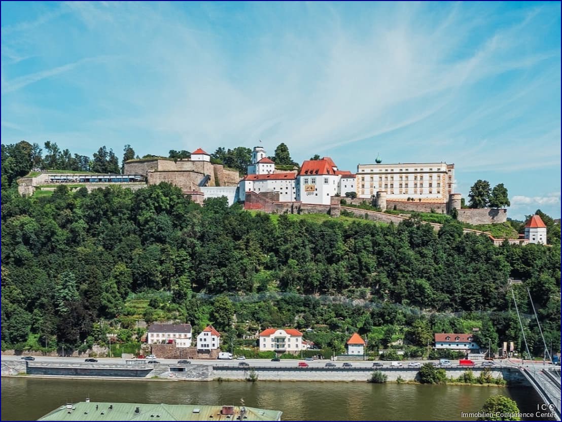 Luxuriöse Dachgeschoss-Maisonette-Wohnung
bester Burg-Panoramablick "Veste Oberhaus"
im Herzen der Passauer Altstadt