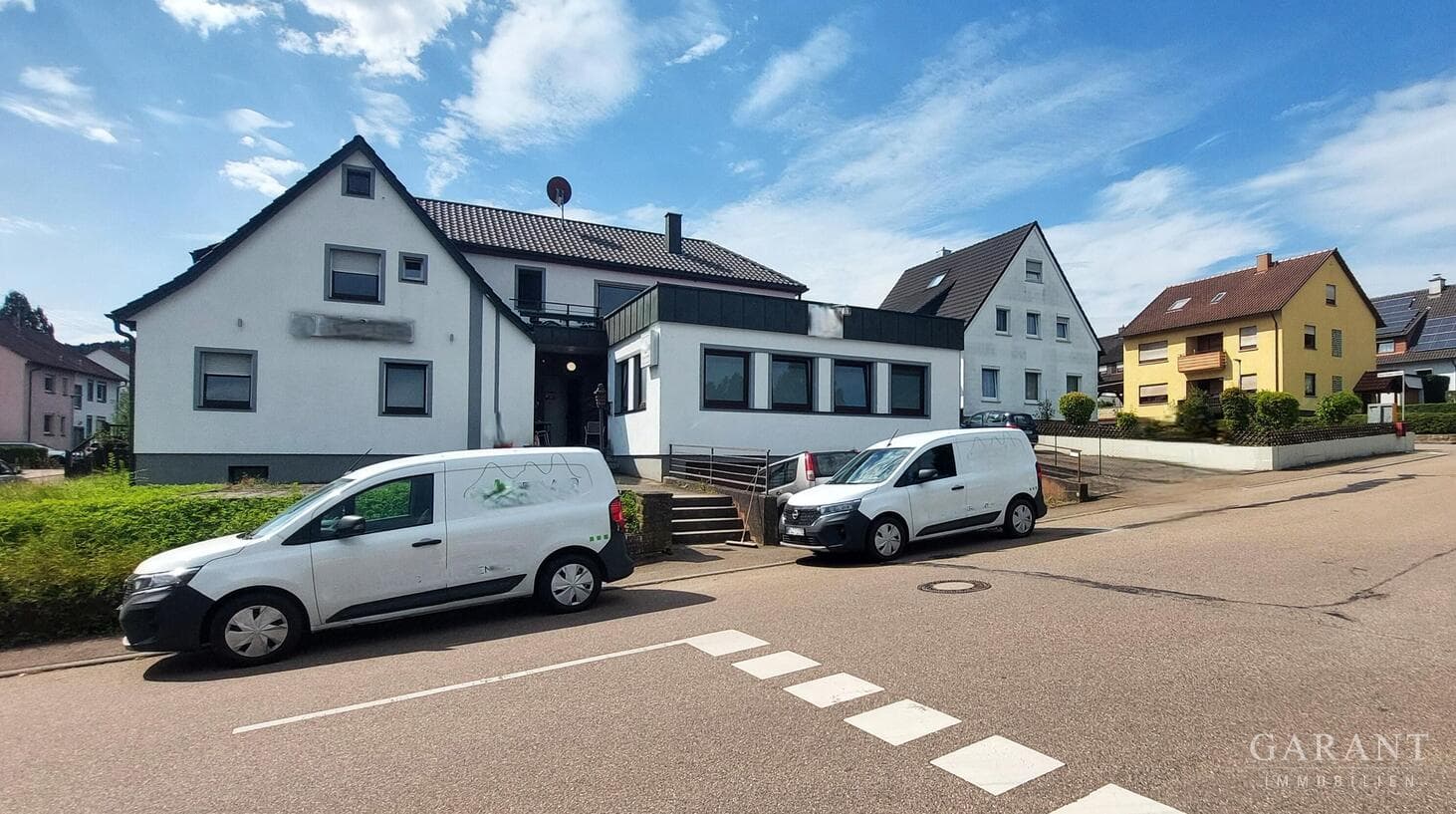 Modernisiertes Mehrfamilienhaus mit vier Wohneinheiten, Garagen und Stellplätze
