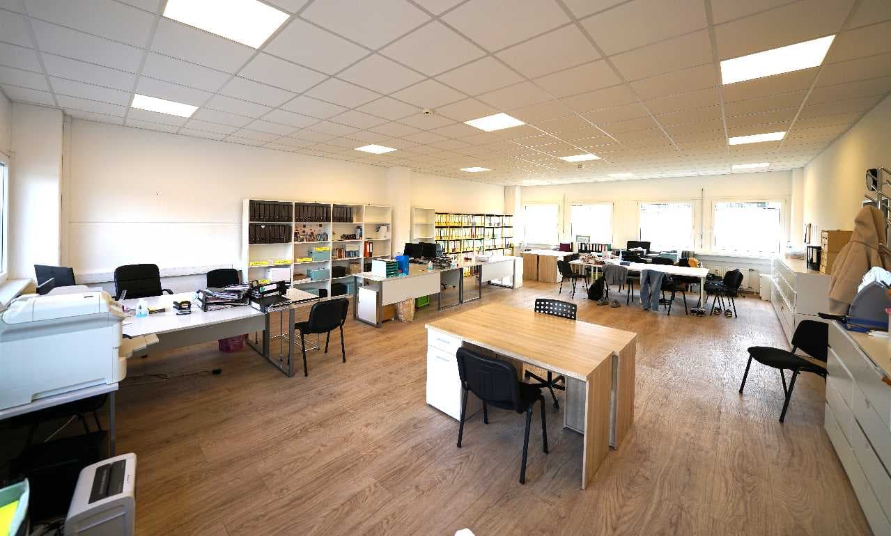 Büro- oder Praxisfläche mit zentraler Lounge in verkehrsgünstiger Lage
