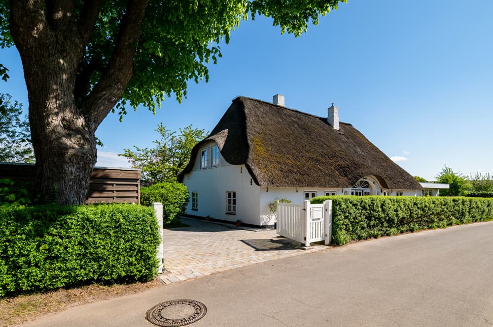 Seltene Gelegenheit: Reetdachhaus plus Bungalow inmitten einer beliebten Ferienregion.
