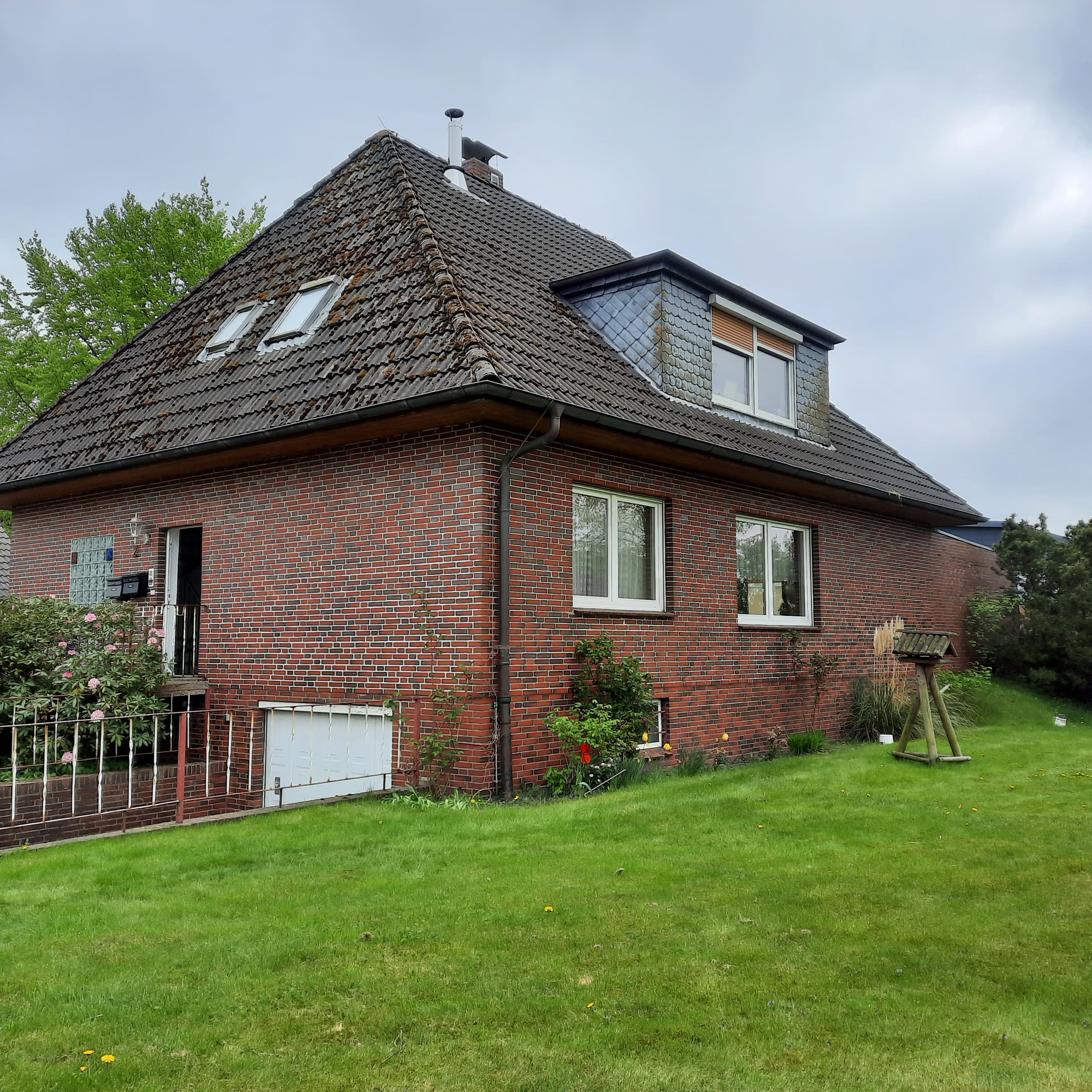 Schortens, OT Grafschaft: Zweifamilienhaus mit Tiefgarage