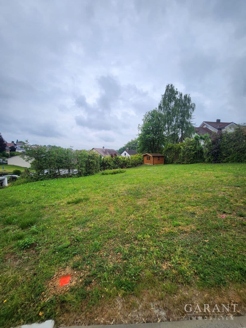Baugrund mit Gartenhütte