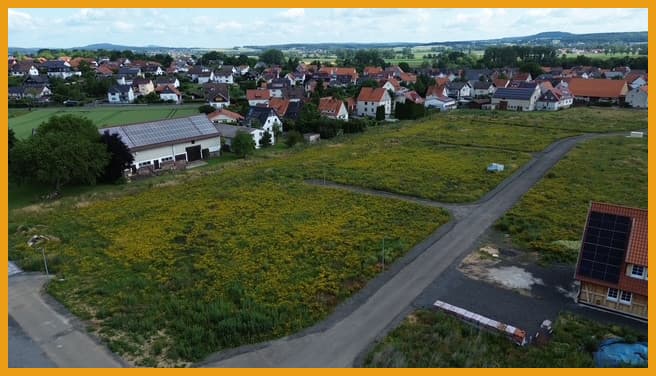 IHR EBENER BAUPLATZ AM ORTSRAND!
KEINE KÄUFERPROVISION!