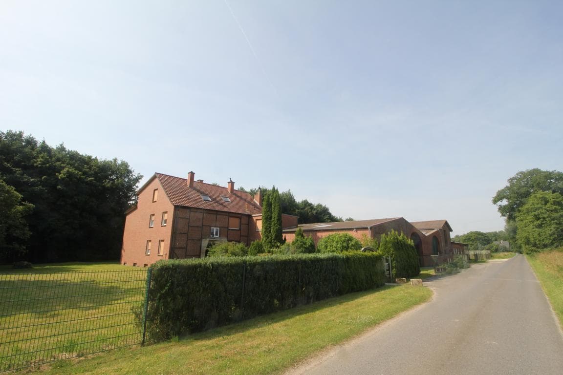 Großzügiges Bauernhaus mit Einliegerwohnung, Hallenfläche und über 41.000 m² Grundstück in Werne!