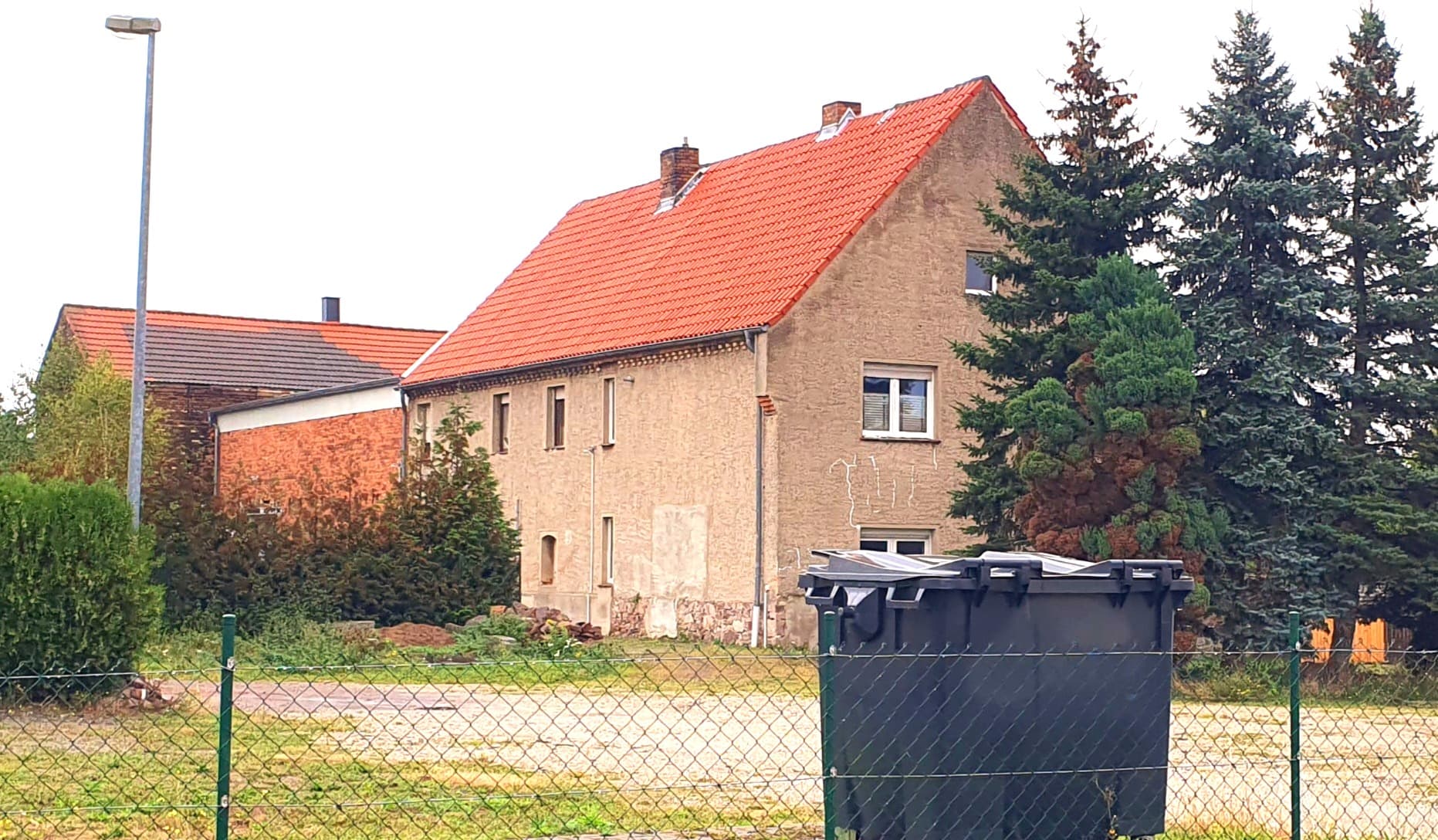 Wohnhaus mit Nebengelass und großem Grundstück