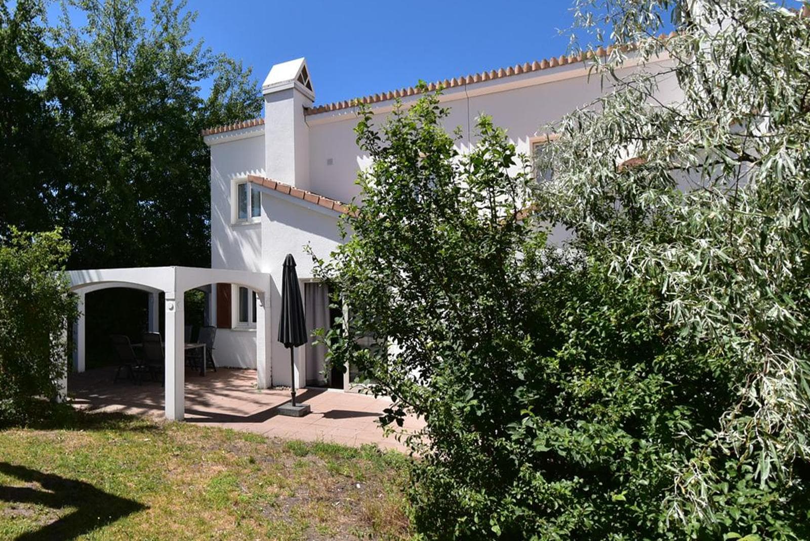 kaufen-ferienhaus-noordwijkerhout-rueckseite-terrasse-und-pergola-recreatieadviseurs-vakantiehuistekoop-nl.jpg