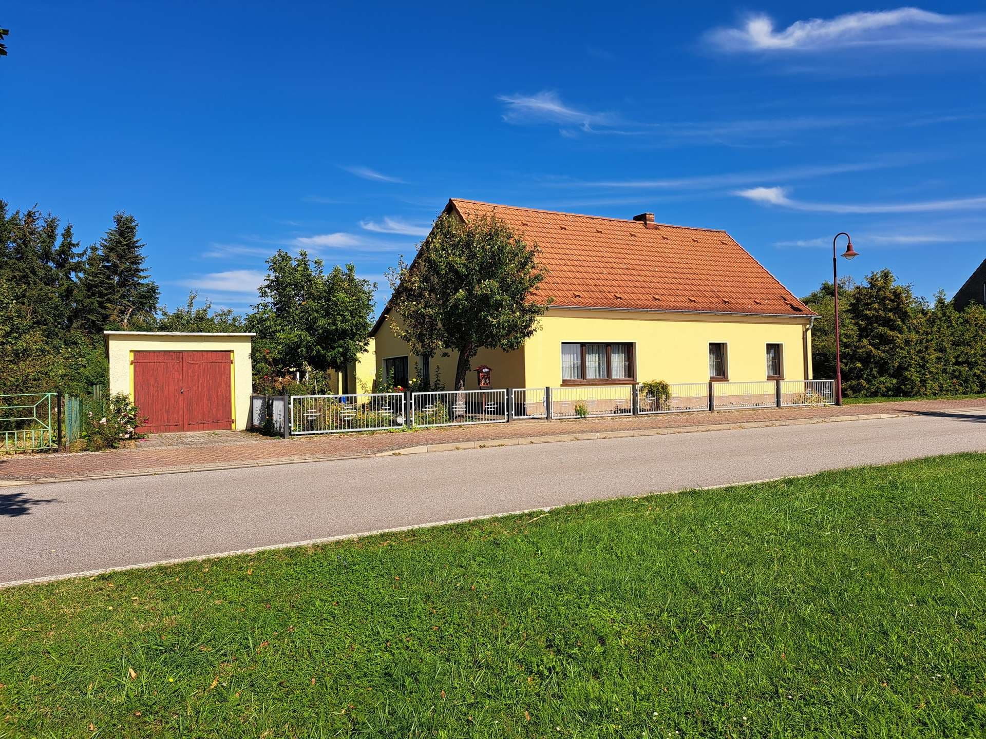 Charmante Hofstelle mit Wohnhaus, Nebengebäuden und großem Garten