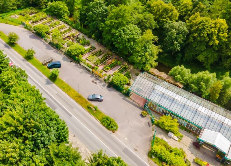 Beheizbare Halle mit Freifläche, Parkplatz und sehr guter Verkehrsanbindung!