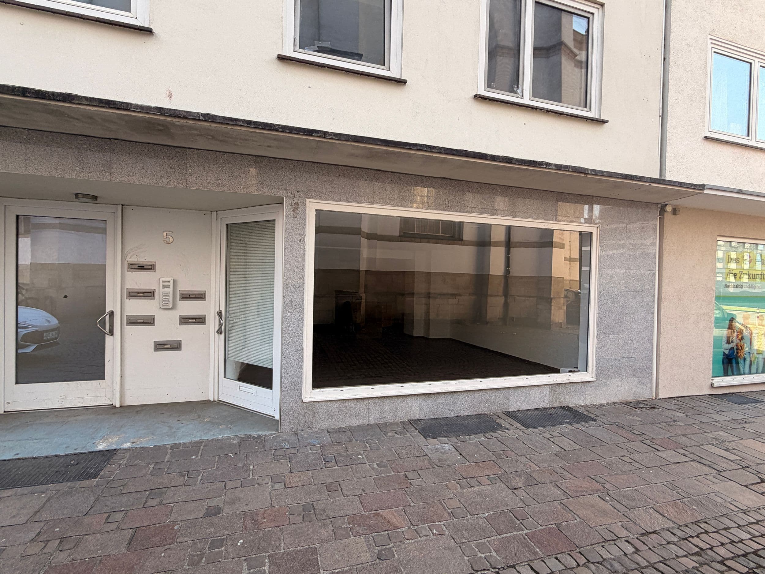 Ebenerdige Gewerbefläche am Karlsplatz, Büro oder Praxis bevorzugt!