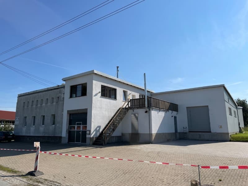 Modern ausgestattetes Produktions- und Lagergebäude mit Büros im Obergeschoss