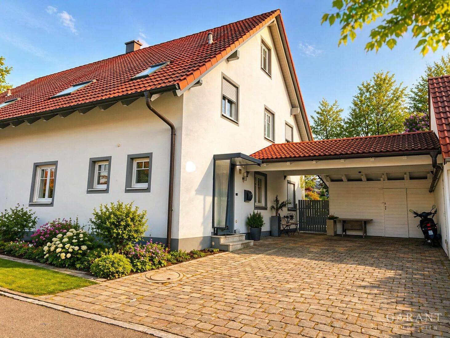 Ansprechende Doppelhaushälfte mit Kamin, Dachstudio und idyllischem Garten