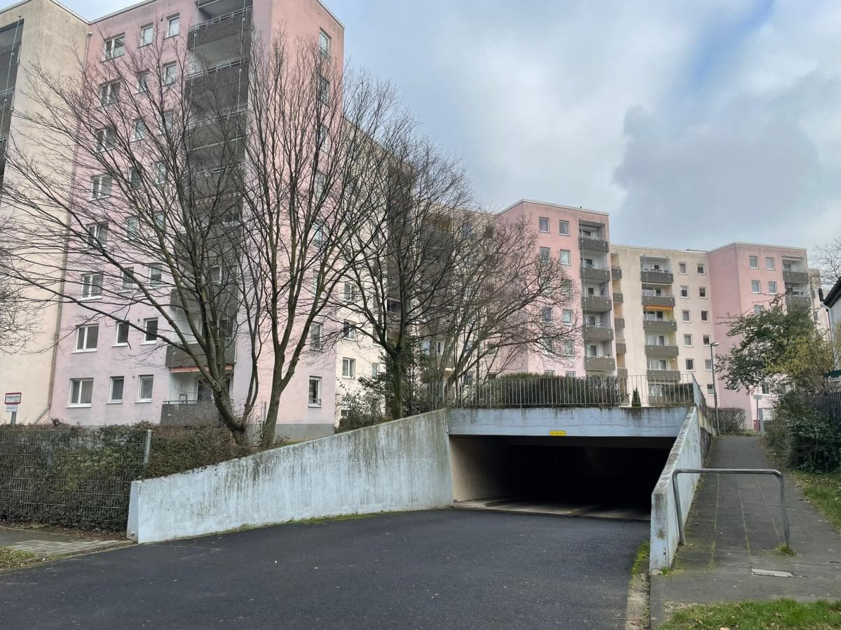 8 Vermietete Tiefgaragenstellplätze in Köln Finkenberg/Porz Konrad Adenauer Str. zu verkaufen.