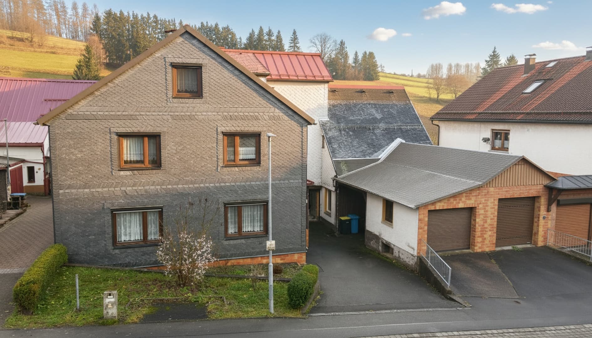 Freistehendes Ein- bis Zweifamilienhaus mit viel Nebengelass