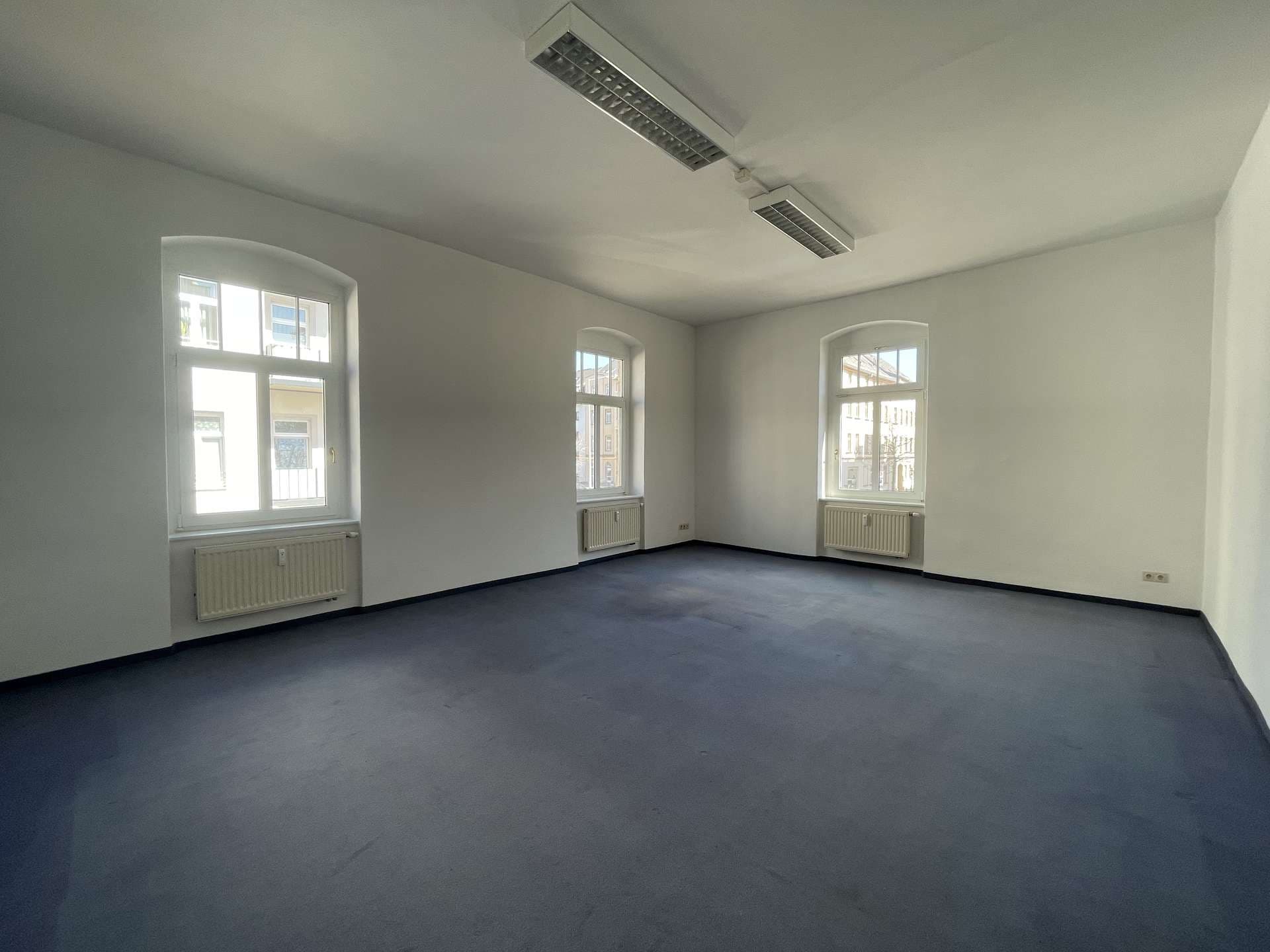 Wir renovieren für Sie! Helle Büro-/ Praxisfläche mit 143m² im Zentrum!