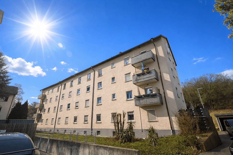 Gepflegte, sanierte 3 Zimmerwohnung mit Balkon - gut vermietet.