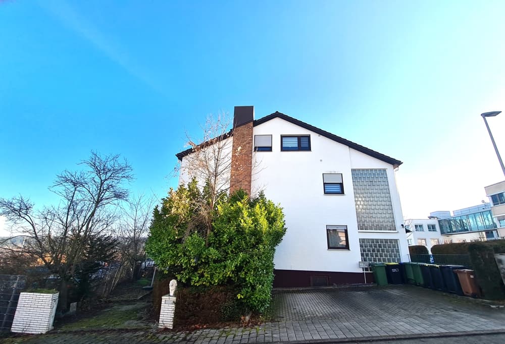 SANIERUNGSBEDÜRFTIGE GARTENGESCHOSSWOHNUNG MIT WINTERGARTEN, GÄSTE WC, BADEWANNE, PKW-STELLPLATZ