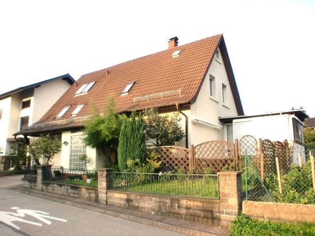 FAMILIENHAUS MIT 6 ZIMMERN, 2 BÄDERN, KLEINER WERKSTATT, 
WINTERGARTEN UND PKW GARAGE
