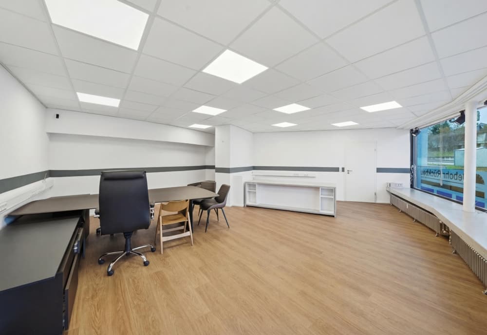 Helle Gewerbefläche mit Schaufenstern – Büro, Praxis oder Café in Top-Lage