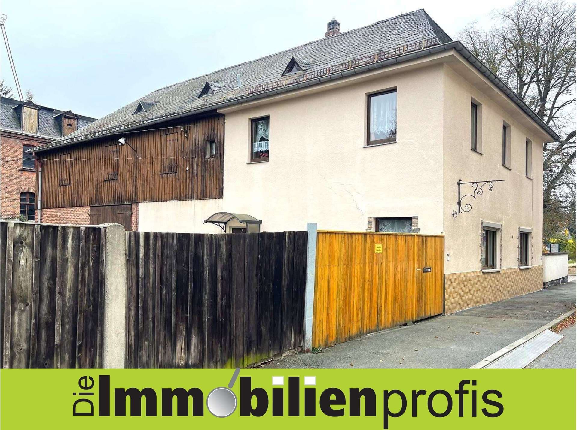 Älteres Einfamilienhaus mit Wohnmobilstellplatz/ Garage in Oelsnitz
