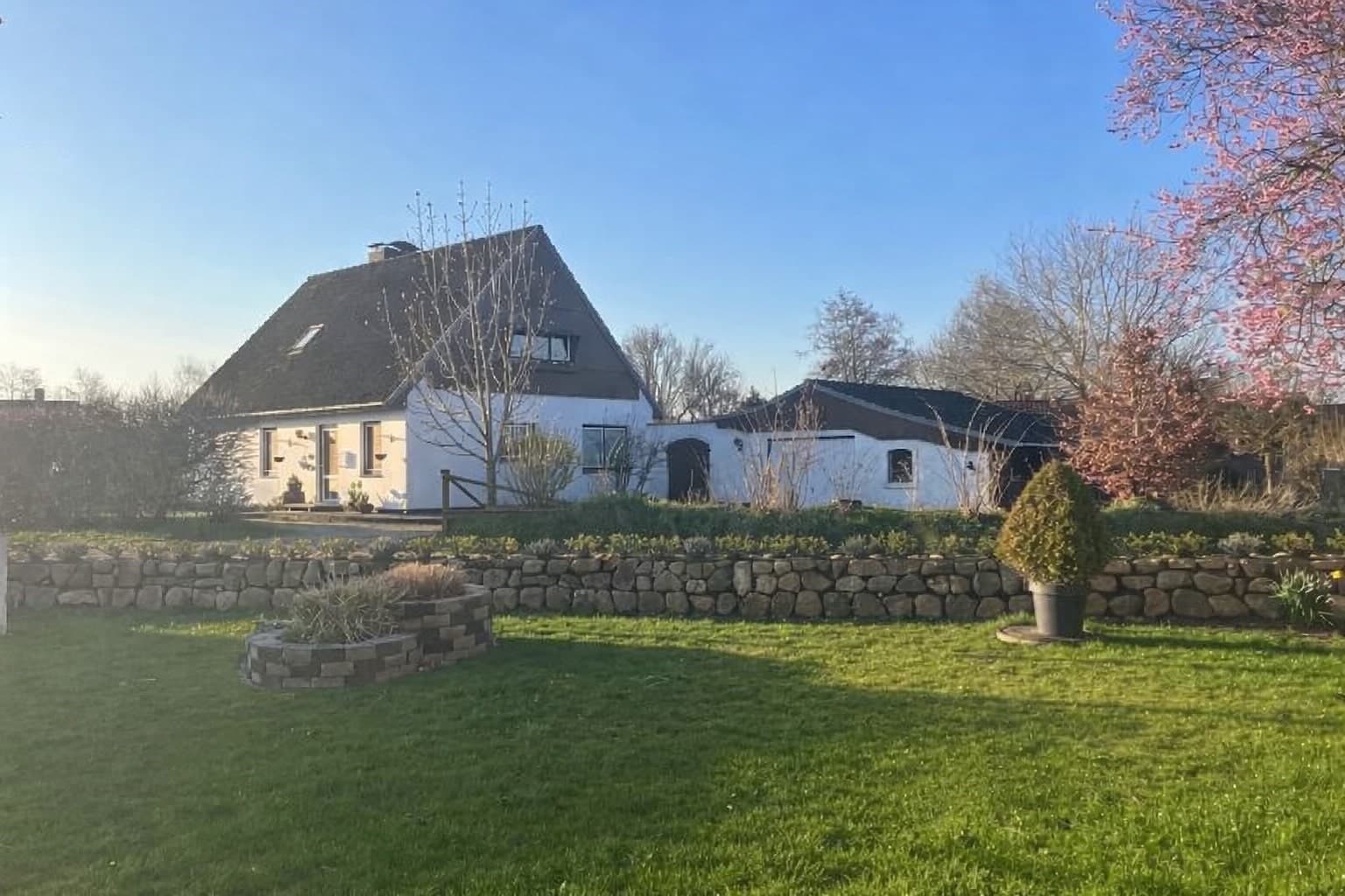 Einfamilienhaus mit großem Grundstück