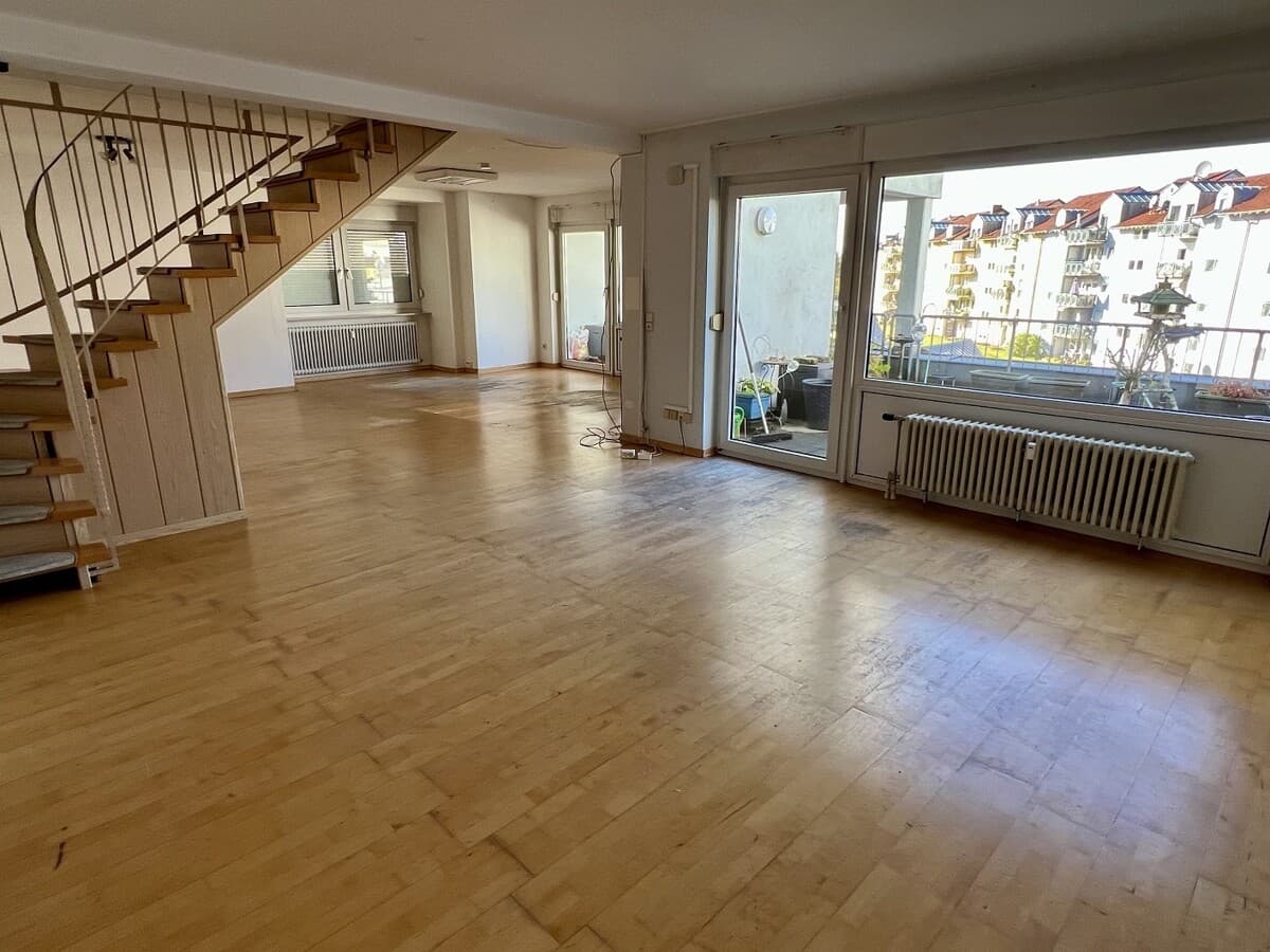 Großzügige Maisonettewohnung mit
ca. 165 m² Wohnfläche, Dachterrasse und TG-Stellplatz in Rastatt!
