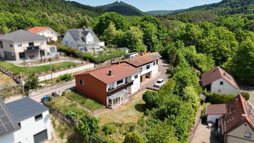 +++Zwei Einfamilienhäuser mit Südausrichtung, Wintergärten, Südbalkon, 3 Garagen, auf einem ruhigen Grundstück mit Panoramablick in den Pfälzer Wald+++