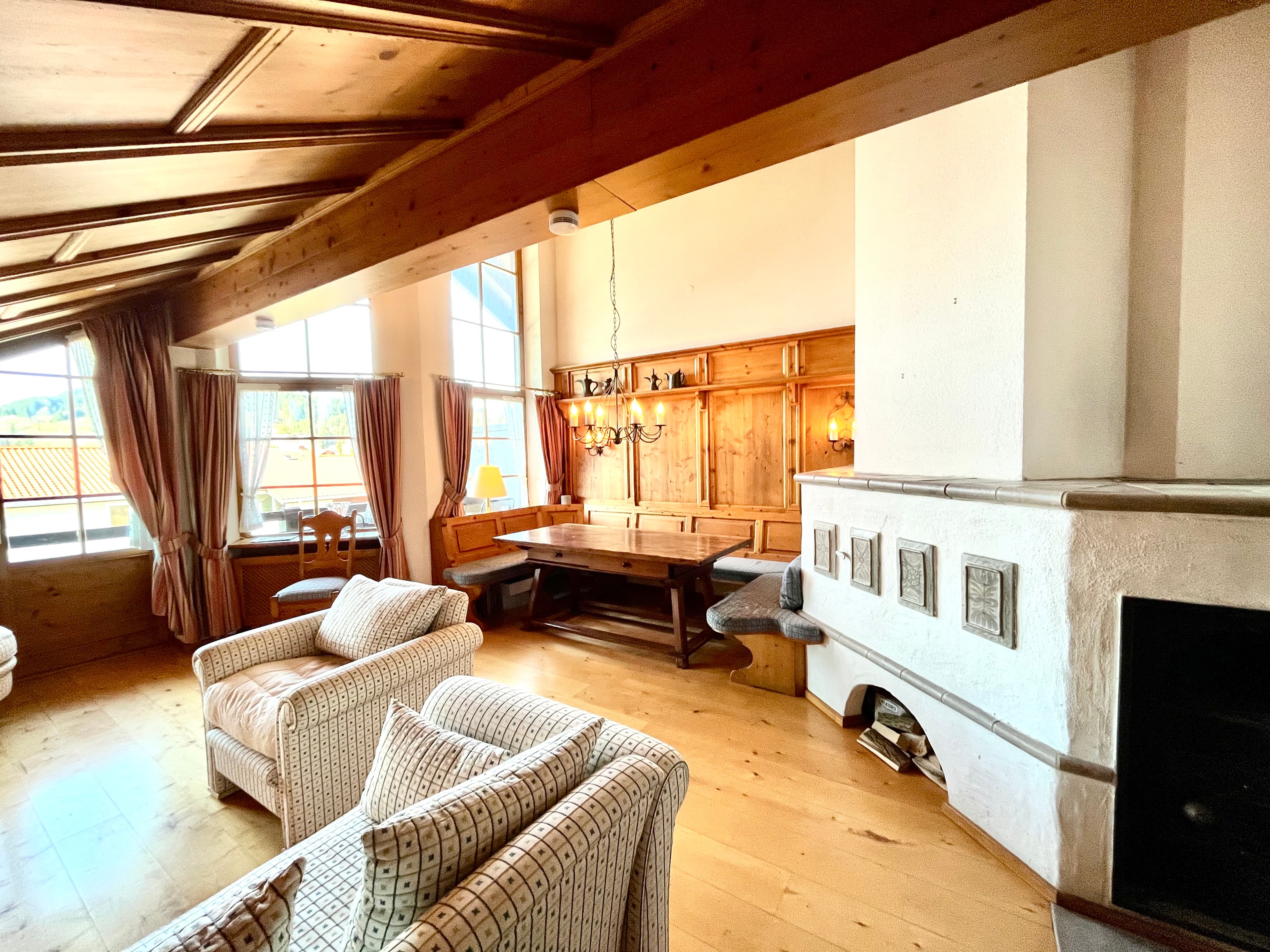 Gelegenheit - Schöne 3 Zimmer DG Wohnung mit 2 BK, EBK, 2 Bäder + Garage in zentraler Lage