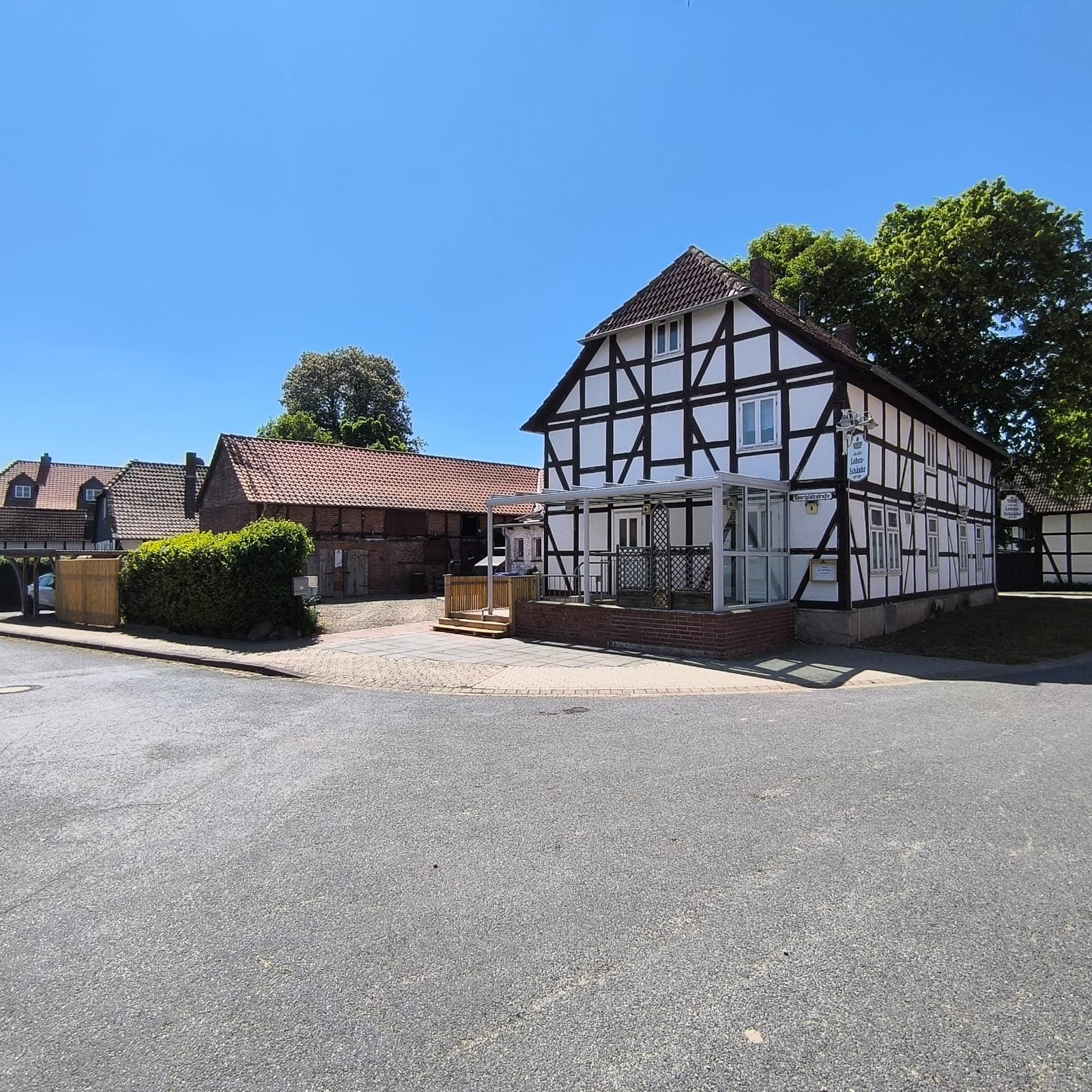 Gaststätte mit Einliegerwohnung,Nebengebäude,Keller,Biergarten und Carport in Emmerstedt