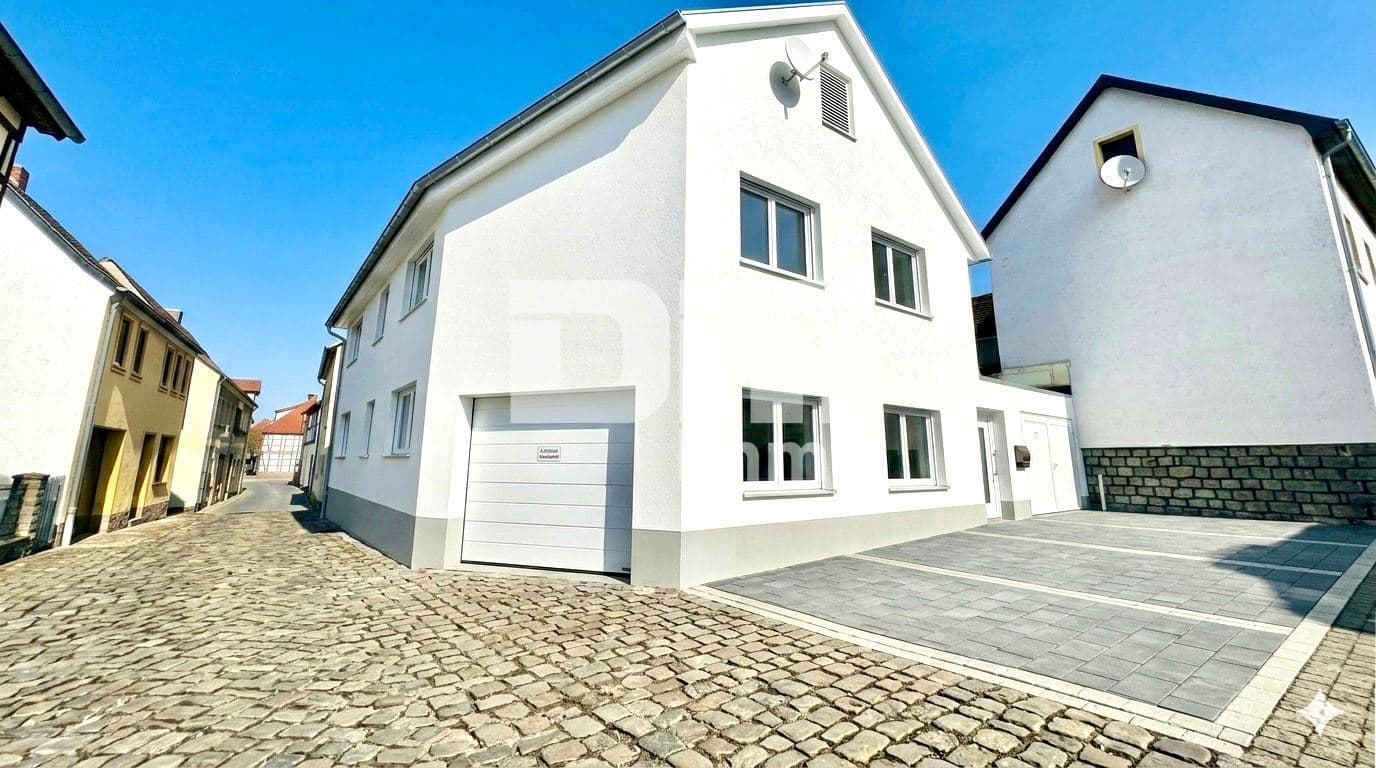 Teilsaniertes EFH in zentraler Lage mit 2 Garagen