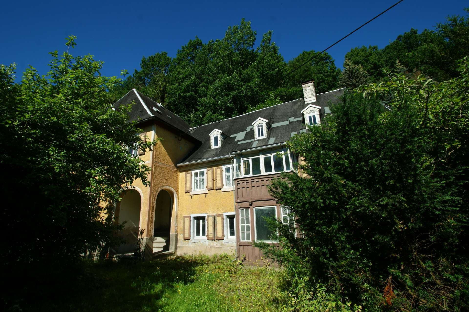 +Entwicklungspotenzial - stark sanierungsbedürftiges Einfamilienhaus mit wunderbarem Waldzugang+