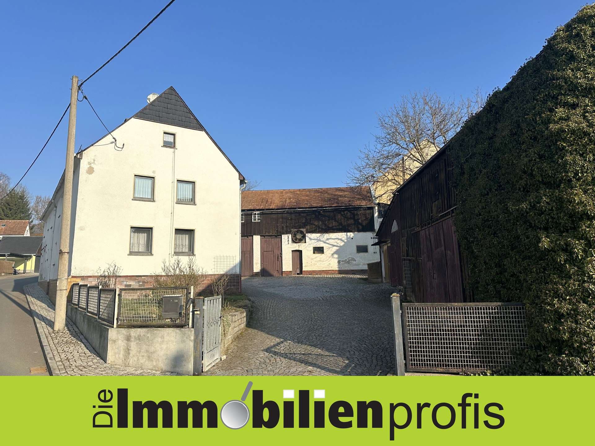 Plauen 4 km: Dreiseithof mit Scheunen, Garten und Baugrund