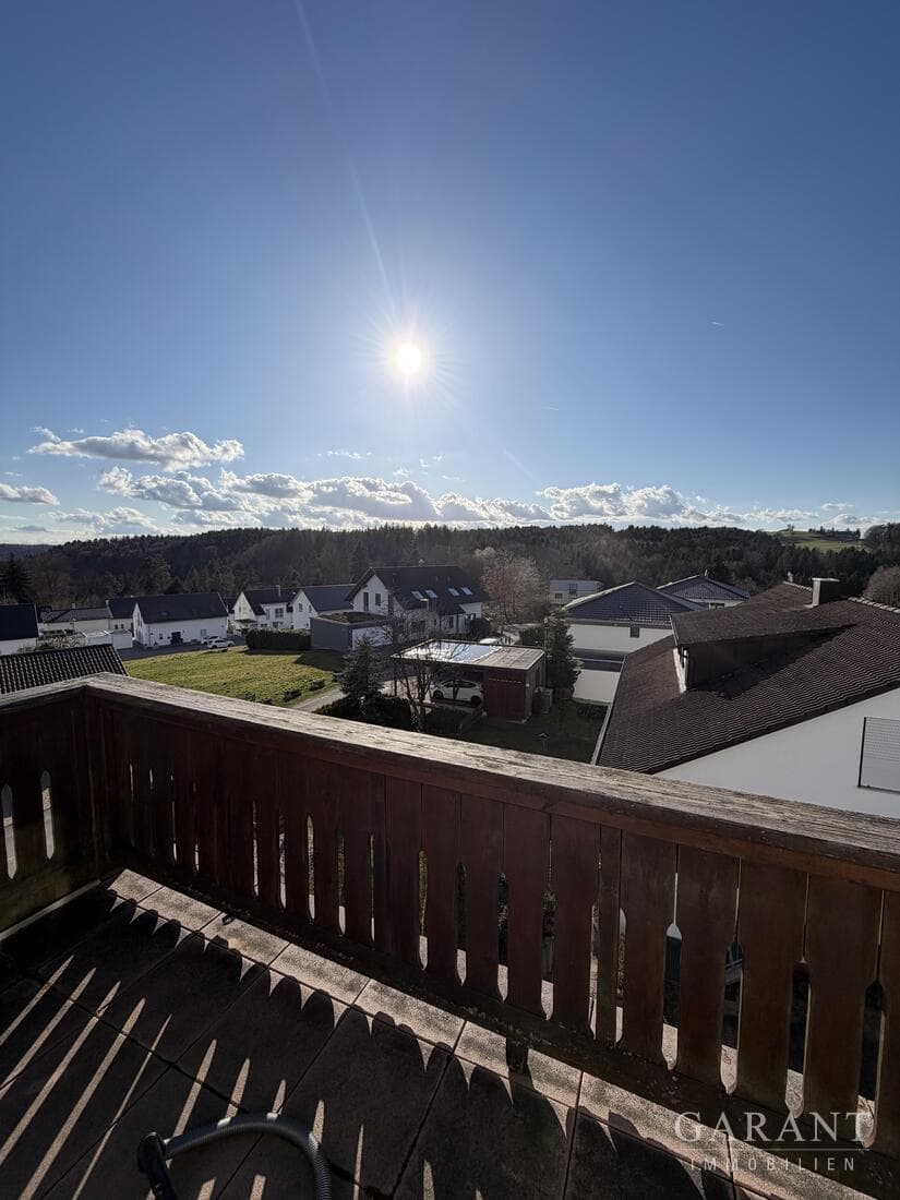 Ihr neues Zuhause! Charmante 3 Zimmer-Dachwohnung mit Balkon und Stellplatz