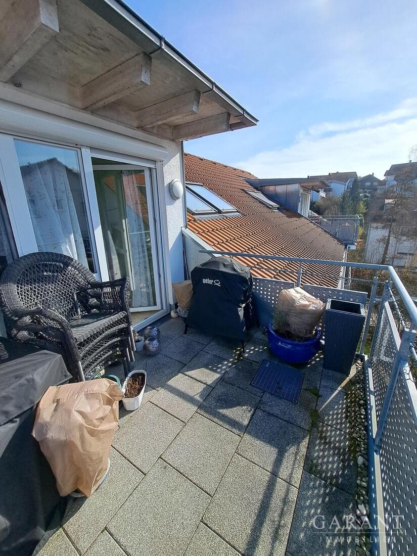 Moderne Dachgeschoss-Wohnung mit Balkon - Ortsrandlage