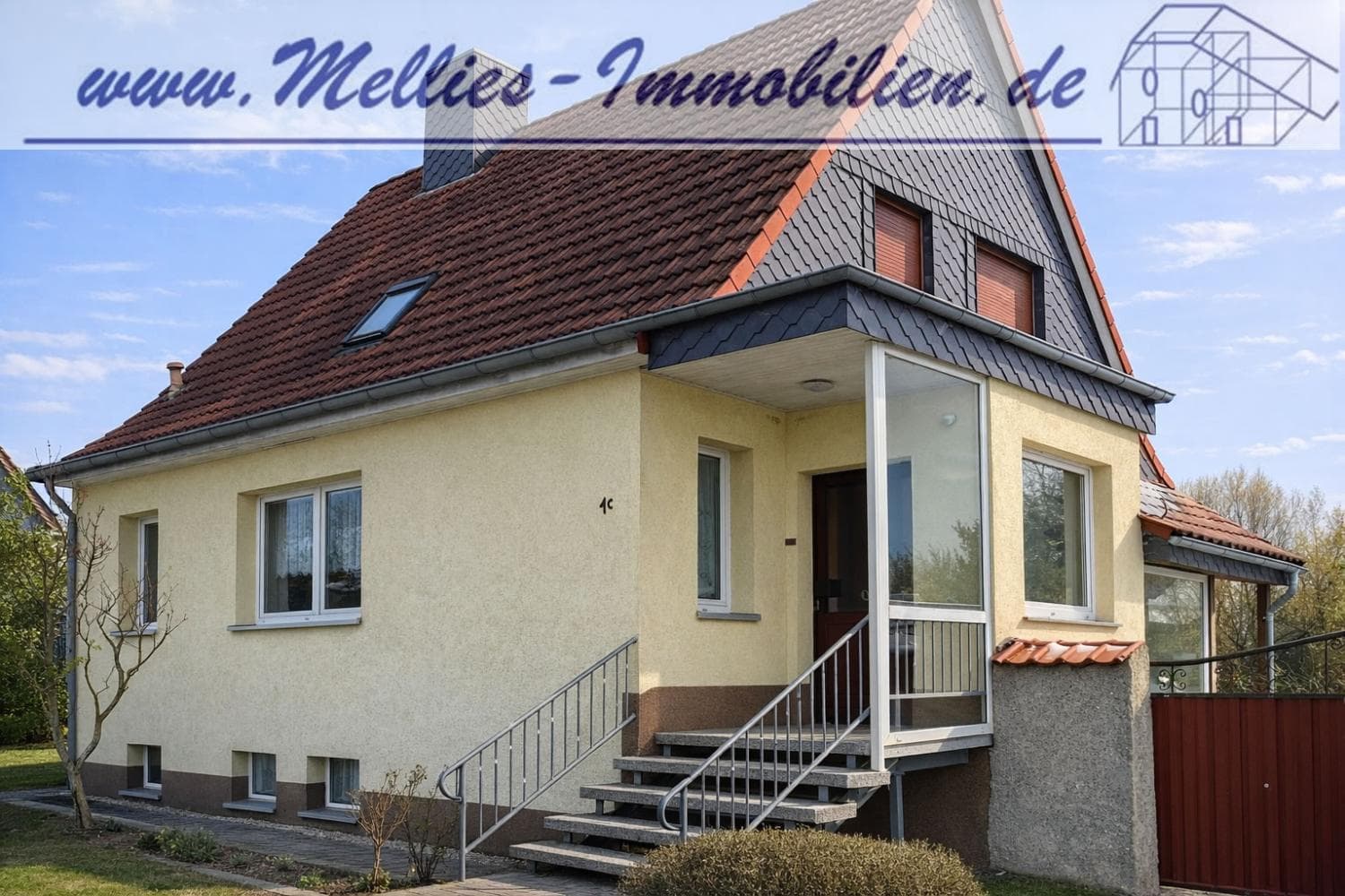 Dieses Einfamilienhaus ist in Massivbauweise mit viel Nebengebäude