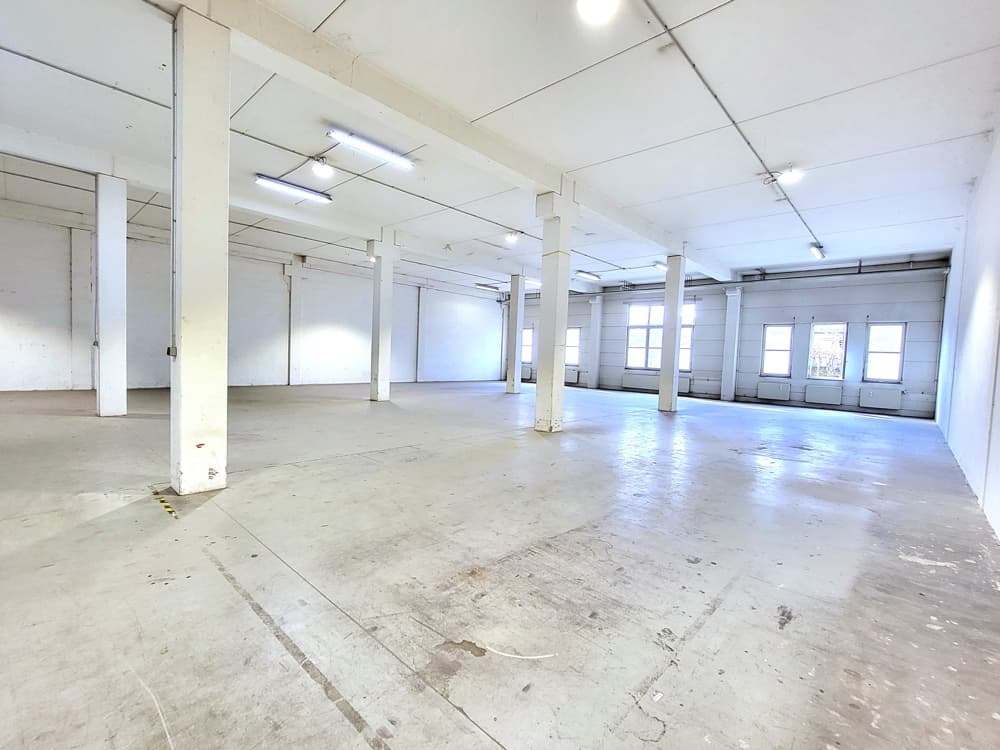 Direkt an der A3-Ausfahrt: Produktions-/Lagerhallen mit Bürotrakt