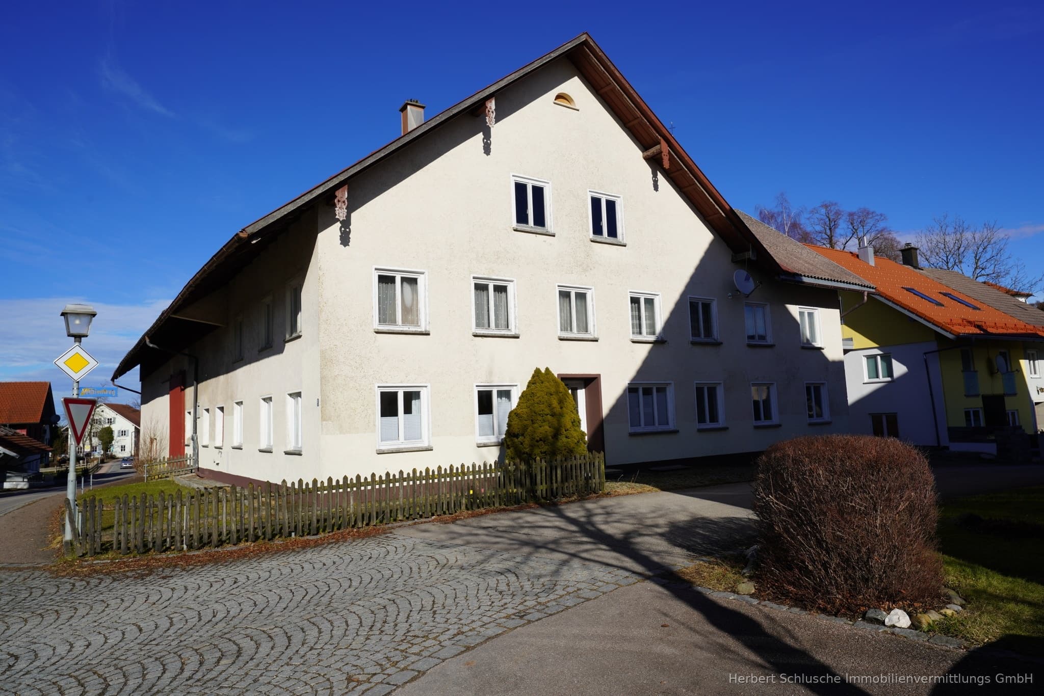 Beeindruckende große preisgünstige große Hofstelle für Wohnen, Betriebstätte, Lager im Markt Altusried