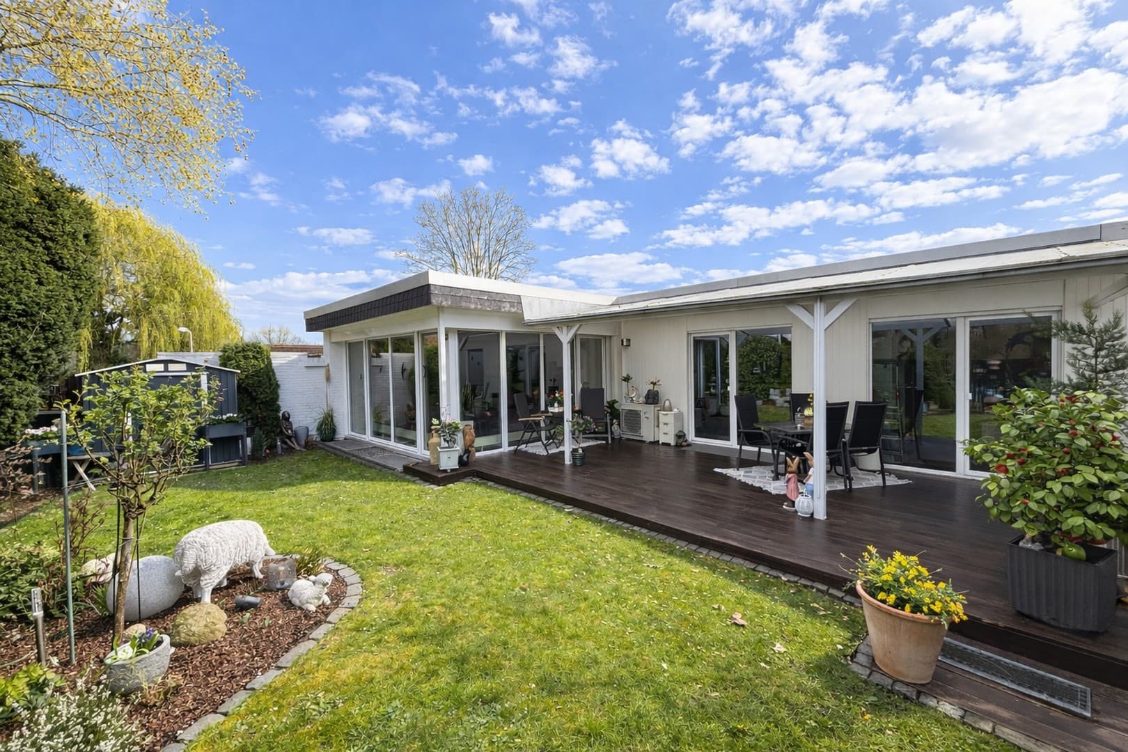 Modernisiertes Einfamilienhaus/Bungalow mit über 288m², Kellerwohnräumen und Stellplätzen