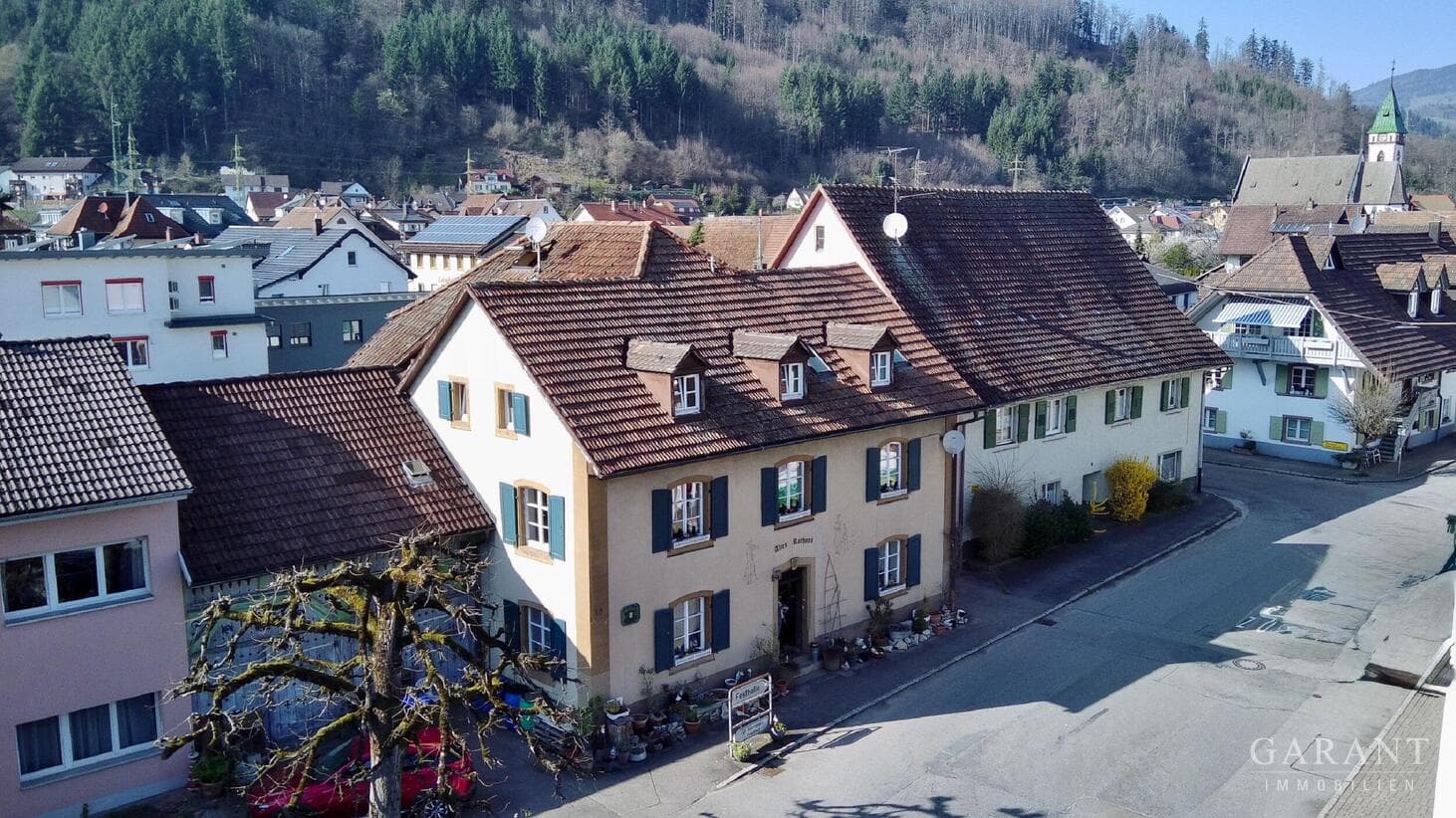 Außergewöhnliches Wohnhaus im Herzen von Hausen!