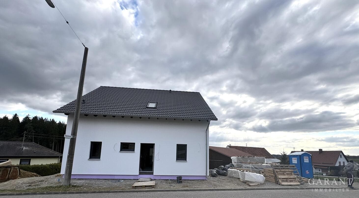 Modernes Zweifamilienhaus in Dasing - Rohbau mit viel Potenzial zur Fertigstellung