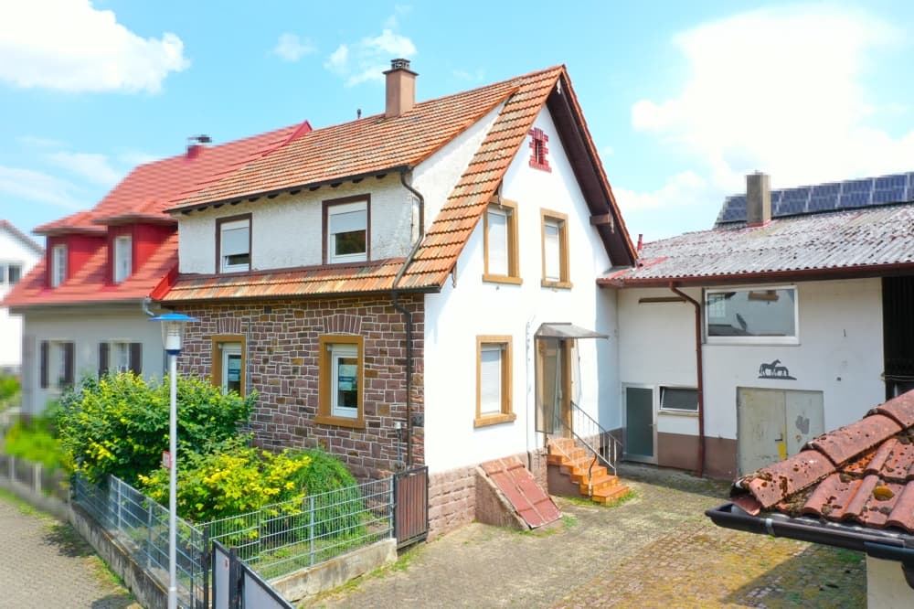 FAMILIENHAUS MIT 5 ZIMMERN, KÜCHE MIT GROßER VORRATSKAMMER, KLEINER GARTEN UND TERRASSE...